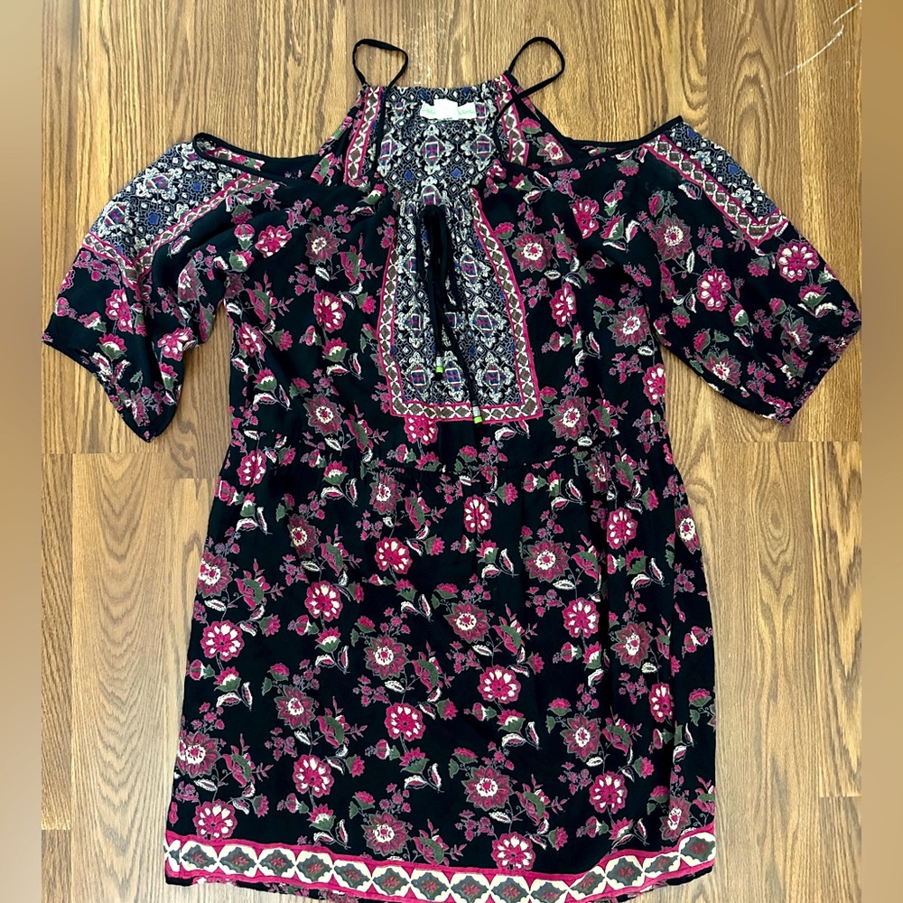 Staring at Stars cold shoulder dress. Size Large.🌹🌺